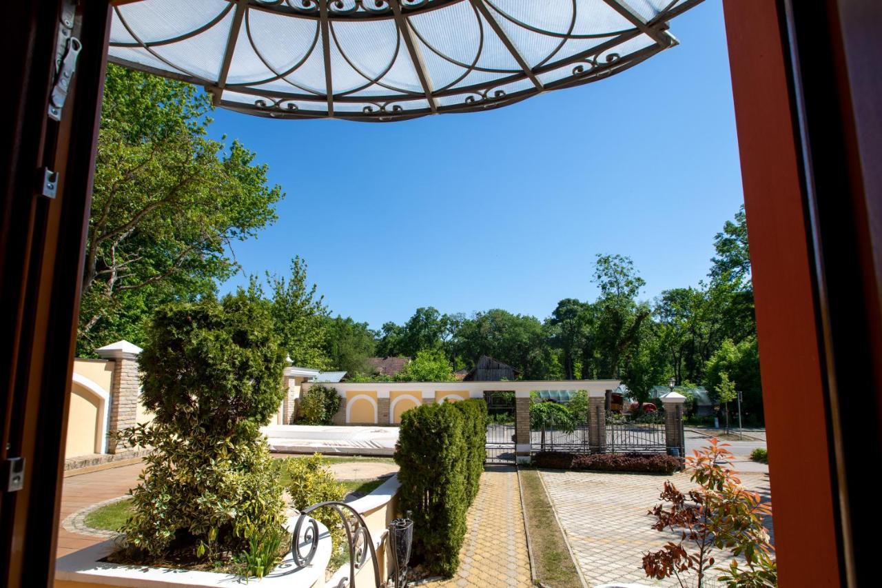 Hotel Vila Lago Palic Bagian luar foto