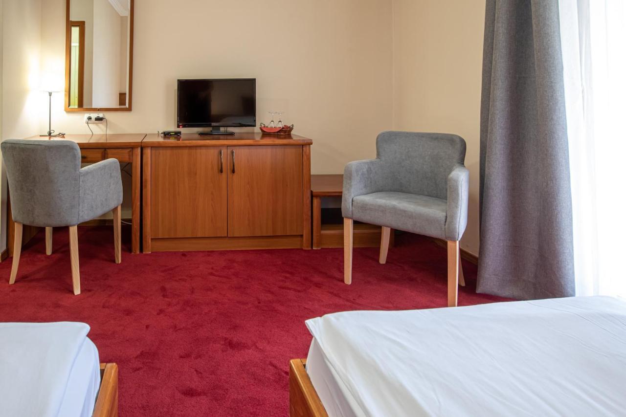 Hotel Vila Lago Palic Bagian luar foto